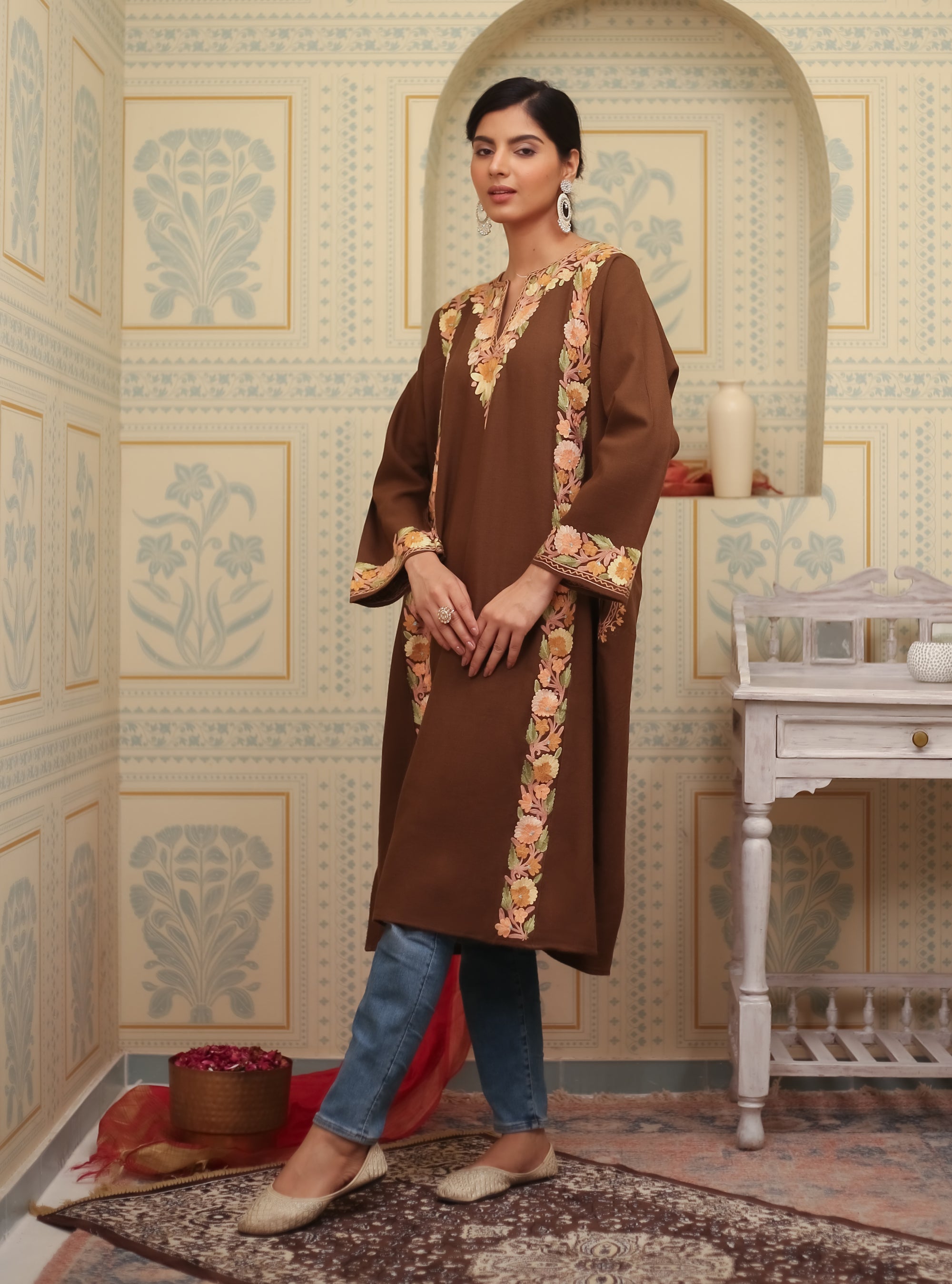 Eshita_Mud_Brown_Kashmiri_Woollen_Phiran_shop_Namastay