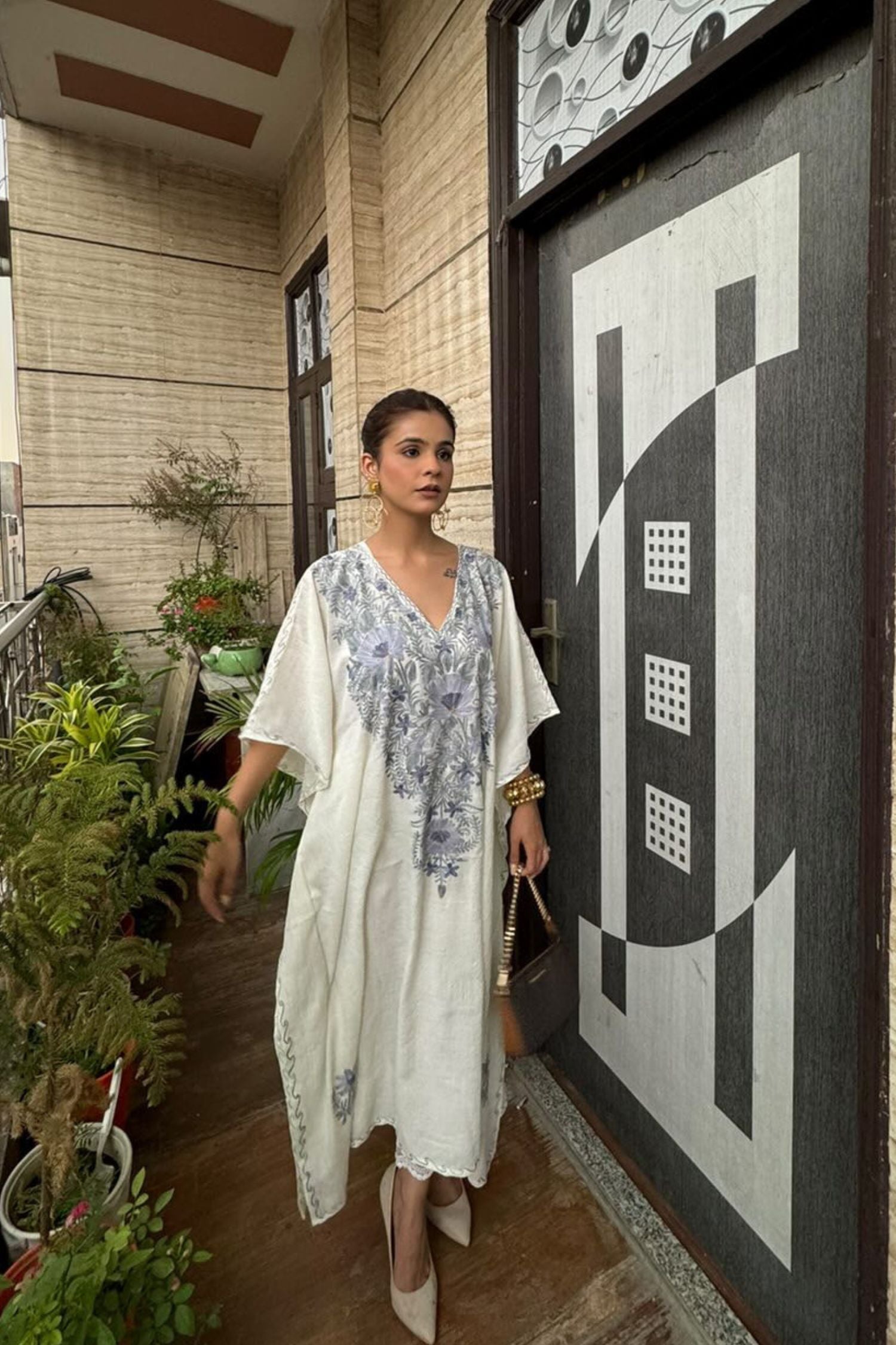 Vanshika Gaba In Pearl White Aari Embroidered Kashmiri Short Cotton Kaftan