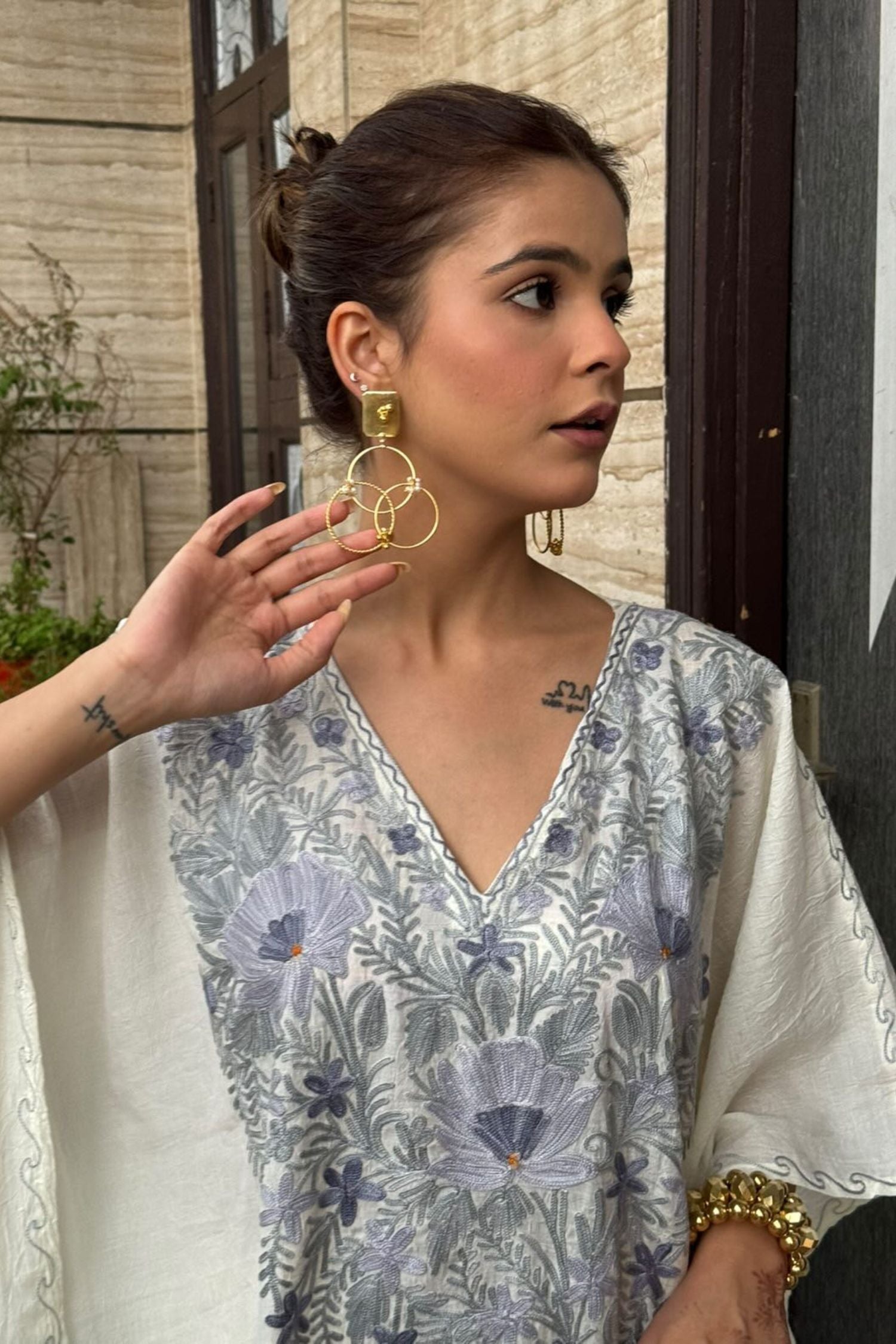 Vanshika Gaba In Pearl White Aari Embroidered Kashmiri Short Cotton Kaftan